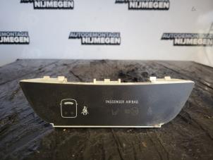 Gebruikte Display Interieur Toyota iQ 1.0 12V VVT-i Prijs op aanvraag aangeboden door Autodemontage Nijmegen