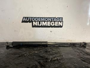 Gebruikte Motorkapdemper links BMW 5 serie (E39) 540i 32V Prijs op aanvraag aangeboden door Autodemontage Nijmegen