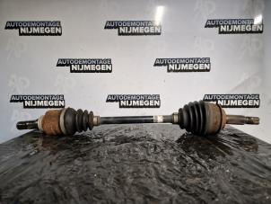 Gebruikte Aandrijfas links-voor Toyota Yaris III (P13) 1.33 16V Dual VVT-I Prijs op aanvraag aangeboden door Autodemontage Nijmegen