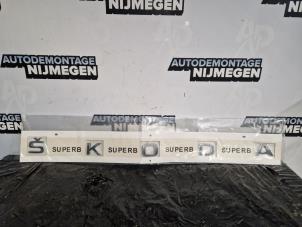 Nieuwe Embleem Skoda Superb Combi (3V5) 2.0 TSI 16V Prijs op aanvraag aangeboden door Autodemontage Nijmegen