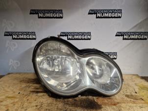 Gebruikte Rechter Koplamp Mercedes C (W203) 2.0 C-180 16V Prijs op aanvraag aangeboden door Autodemontage Nijmegen