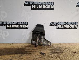 Gebruikte Motorkap hendel Skoda Octavia (5EAA) 1.2 TSI 16V Prijs op aanvraag aangeboden door Autodemontage Nijmegen