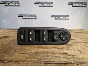 Gebruikte Ruit schakelaar elektrisch Peugeot 308 (4A/C) 1.6 16V BioFlex Prijs op aanvraag aangeboden door Autodemontage Nijmegen
