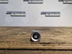 Gebruikte Schuifdeur schakelaar Peugeot 807 2.0 16V Prijs op aanvraag aangeboden door Autodemontage Nijmegen