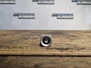 Gebruikte Schuifdeur schakelaar Peugeot 807 2.0 16V Prijs op aanvraag aangeboden door Autodemontage Nijmegen