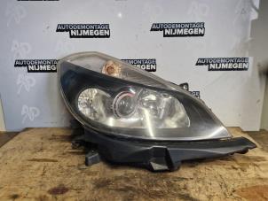 Gebruikte Rechter Koplamp Renault Clio III (BR/CR) 1.2 16V 75 Prijs op aanvraag aangeboden door Autodemontage Nijmegen