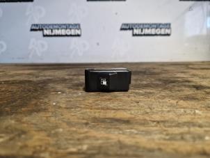 Gebruikte Tankklep Schakelaar Mazda 3 (BM/BN) 2.0 SkyActiv-G 120 16V Prijs op aanvraag aangeboden door Autodemontage Nijmegen