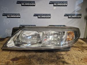 Gebruikte Koplamp links Renault Laguna II (BG) 2.0 16V Prijs op aanvraag aangeboden door Autodemontage Nijmegen