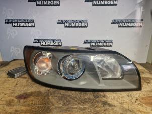 Gebruikte Koplamp rechts Volvo V50 (MW) 2.4i 20V Prijs op aanvraag aangeboden door Autodemontage Nijmegen