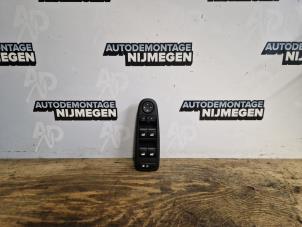 Gebruikte Ruit schakelaar elektrisch Citroen C4 Picasso (UD/UE/UF) 2.0 16V Autom. Prijs op aanvraag aangeboden door Autodemontage Nijmegen