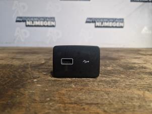 Gebruikte AUX/USB aansluiting Fiat Doblo Cargo (263) 1.6 D Multijet Prijs op aanvraag aangeboden door Autodemontage Nijmegen