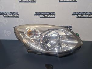 Gebruikte Koplamp rechts Renault Twingo II (CN) 1.2 Prijs op aanvraag aangeboden door Autodemontage Nijmegen