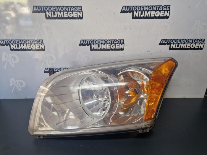 Gebruikte Koplamp links Dodge Caliber 1.8 16V Prijs op aanvraag aangeboden door Autodemontage Nijmegen