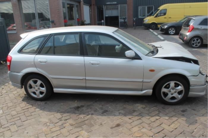 Mazda 323 Tür 4-türig rechts vorne O272963
