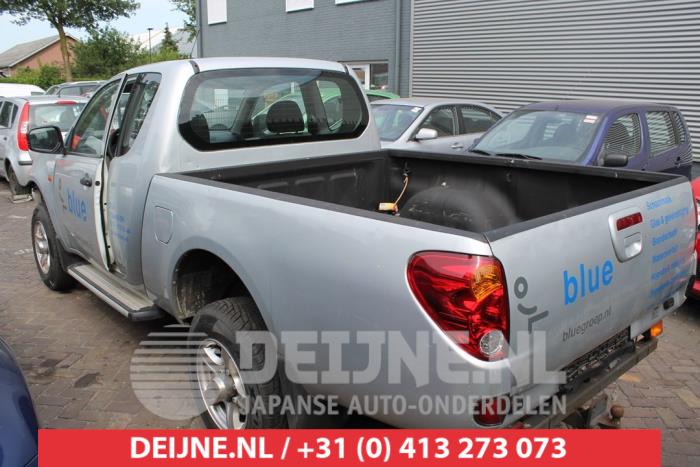 Mitsubishi L200 Portier 2Deurs links O271300