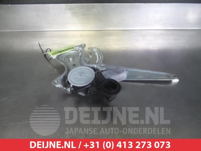 Toyota Rav-4 Rear door window mechanism 4-door, right O291793