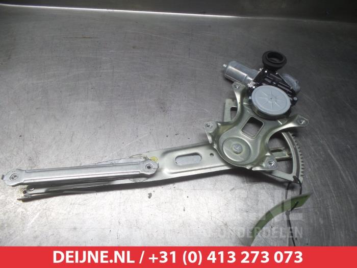 Toyota Urban Cruiser Ruitmechaniek 4Deurs links-achter O290944