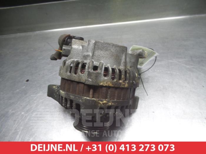 Dynamo van een Nissan Almera Tino (V10M) 2.0 16V CVT 2003