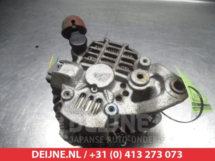 Dynamo van een Nissan Almera Tino (V10M) 2.0 16V CVT 2003