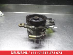 Stuurpomp van een Nissan Almera Tino (V10M) 2.0 16V CVT 2003