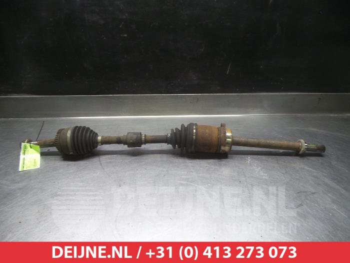 Gebruikte Aandrijfas rechts-voor Nissan Almera Tino (V10M) 2.0 16V CVT Prijs € 40,00 Margeregeling aangeboden door V.Deijne Jap.Auto-onderdelen BV