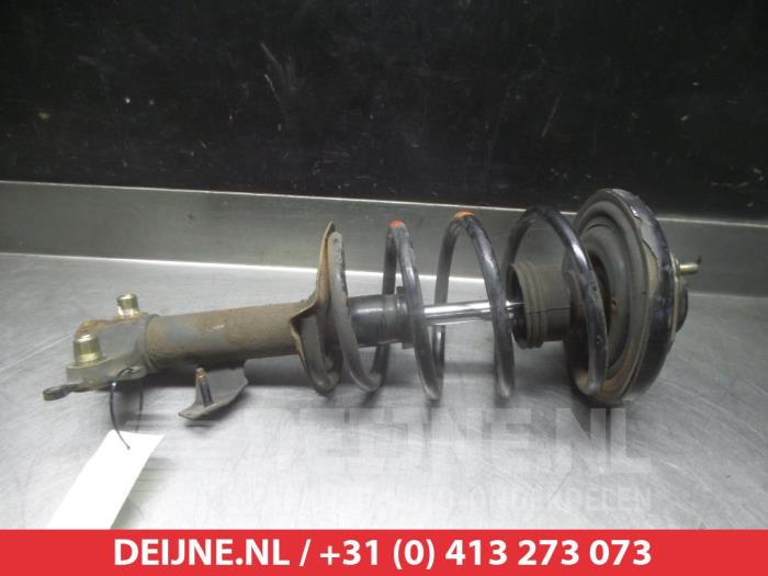 Nissan Primera Stoßdämpferstrebe rechts vorne O321396