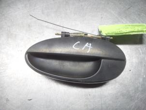 Gebruikte Portiergreep 4Deurs links-achter Chevrolet Matiz 0.8 S,SE Prijs € 25,00 Margeregeling aangeboden door V.Deijne Jap.Auto-onderdelen BV