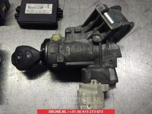 Toyota Yaris Ignition lock + key O336100 photo 3