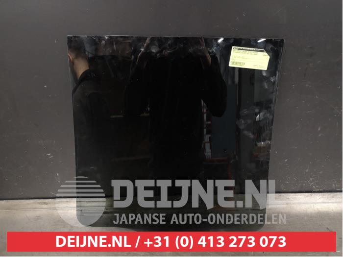 Mitsubishi Pajero Rear door window 4-door door, rear right O288615