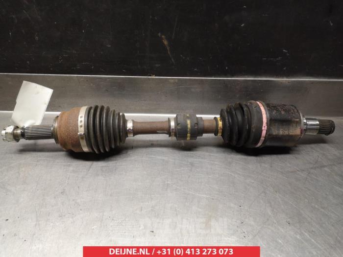 Gebruikte Aandrijfas links-voor Mitsubishi Lancer Sportback (CX) Prijs € 50,00 Margeregeling aangeboden door V.Deijne Jap.Auto-onderdelen BV