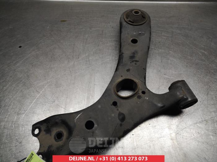 Toyota Avensis Front lower wishbone, right O382812