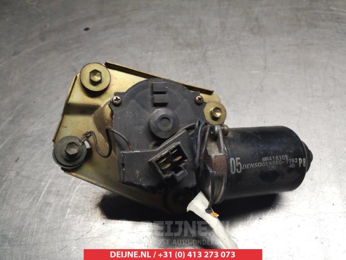 Mitsubishi Pajero Scheibenwischermotor vorne O348993