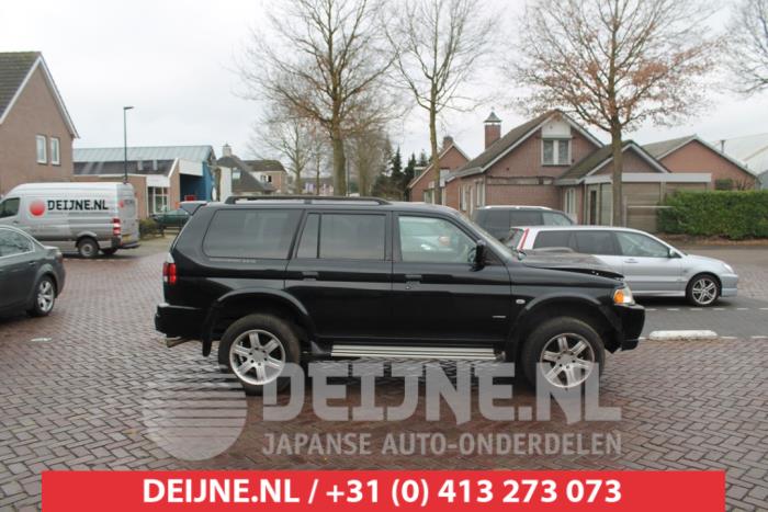 Mitsubishi Pajero Driehoeks Ruit rechts-achter O290103