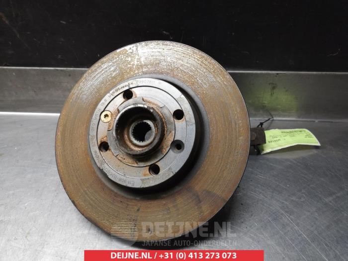 Nissan Note Fusee rechts-voor O390131