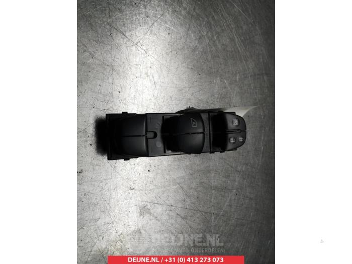 Nissan Juke Combischakelaar ramen O311659