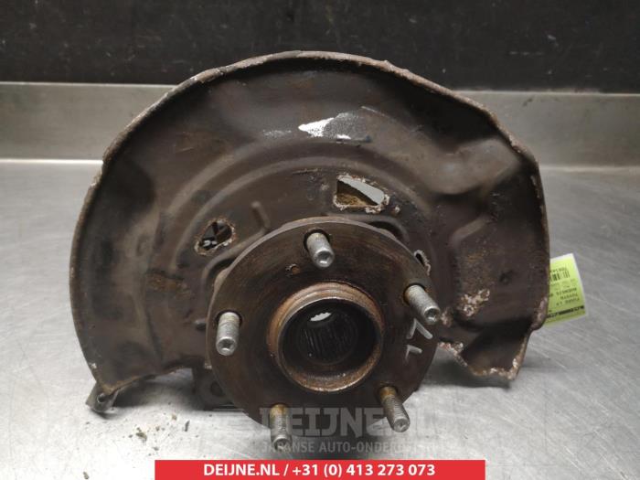 Toyota Avensis Fusee links-voor O323188