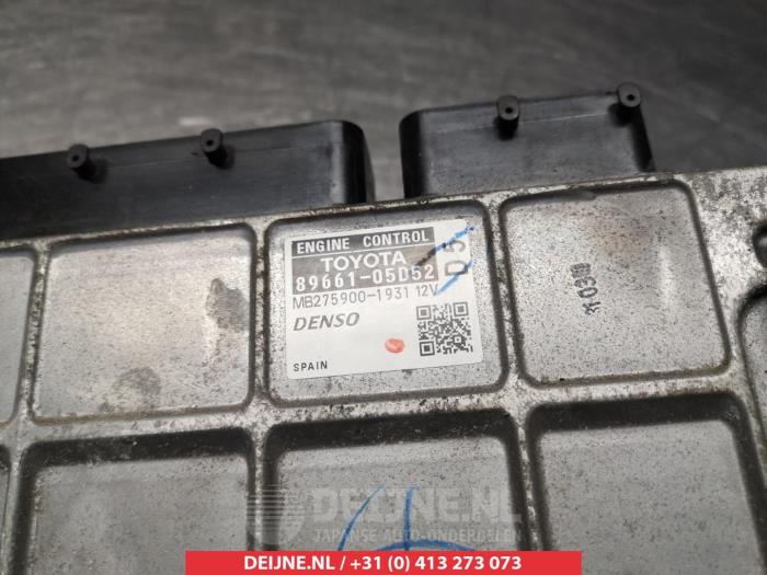 Kontaktslot+Sleutel van een Toyota Avensis Wagon (T27) 2.2 16V D-4D-F 150 2011