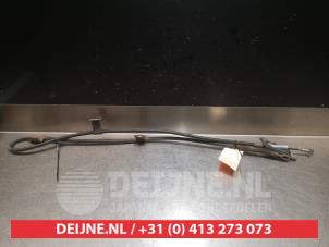 Gebruikte Handrem Kabel Nissan Almera (N16) 1.5 16V Prijs € 20,00 Margeregeling aangeboden door V.Deijne Jap.Auto-onderdelen BV