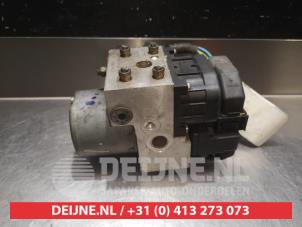 Nissan King Cab ABS Pomp O337684 foto 2