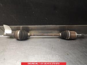 Gebruikte Aandrijfas links-voor Mitsubishi Space Star (A0) 1.2 12V Prijs € 50,00 Margeregeling aangeboden door V.Deijne Jap.Auto-onderdelen BV