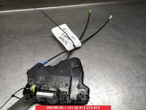 Toyota Auris Door lock mechanism 4-door, front left O279906 photo 2
