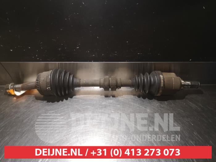 Nissan Almera Aandrijfas links-voor O317763