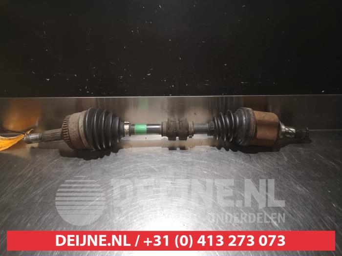 Nissan Almera Aandrijfas links-voor O317764