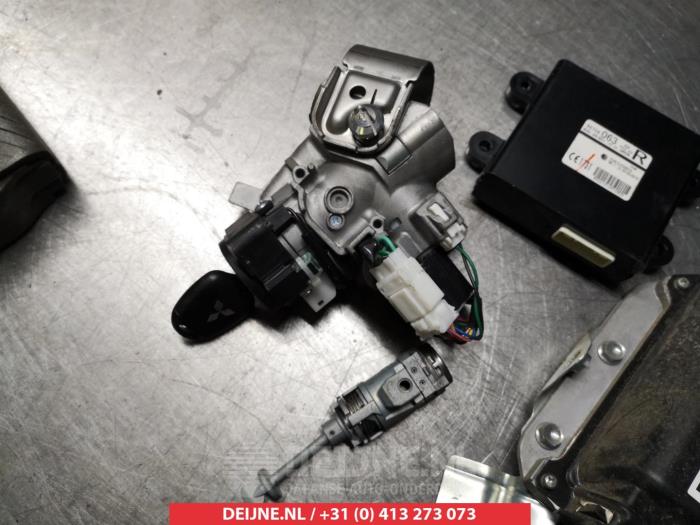 Mitsubishi Outlander Slotenset Cilinder (compleet) O278436