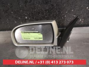 Gebruikte Spiegel Buiten links Kia Carens II (FJ) 2.0 CRDI 16V Prijs € 60,00 Margeregeling aangeboden door V.Deijne Jap.Auto-onderdelen BV