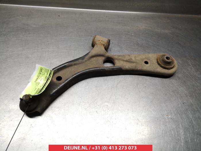 Suzuki Splash Draagarm onder links-voor O381698