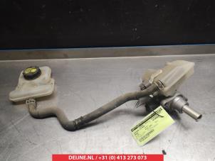 Gebruikte Hoofdremcilinder Mazda 5 (CR19) 2.0 CiDT 16V Normal Power Prijs € 35,00 Margeregeling aangeboden door V.Deijne Jap.Auto-onderdelen BV