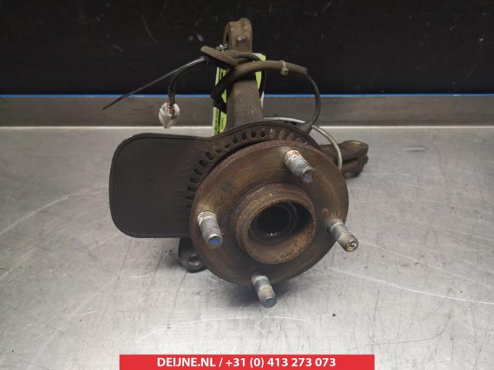 Suzuki Celerio Fusee rechts-voor O324038