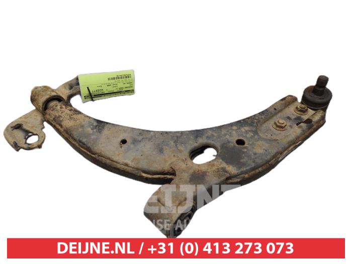 Kia Carens Draagarm onder links-voor O381339