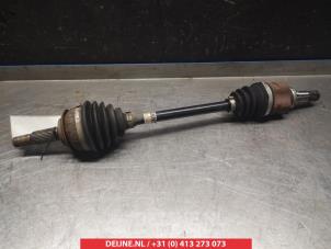 Gebruikte Aandrijfas links-voor Toyota Yaris III (P13) 1.33 16V Dual VVT-I Prijs € 50,00 Margeregeling aangeboden door V.Deijne Jap.Auto-onderdelen BV